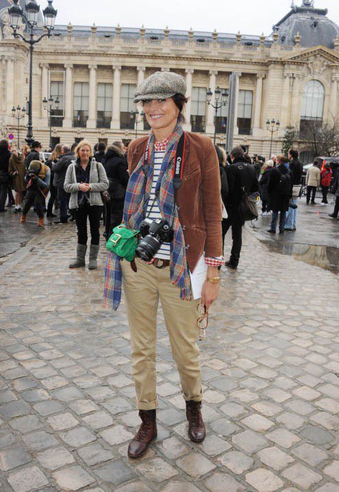 《巴黎女人的時尚聖經》作者伊內絲．法桑琪（Inès de la Fressange）喜歡穿男版襯衫。圖／達志影像