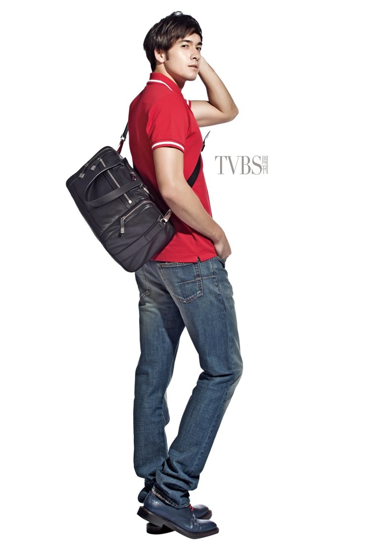紅色POLO衫搭配深色丹寧褲，再揹上獨具旅行情調的黑色旅行袋，展現輕鬆的男士風貌。圖／TVBS周刊