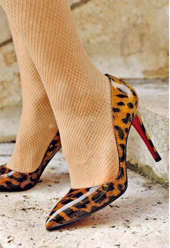 網襪與Louboutin高跟鞋絕妙組合。圖／積木文化