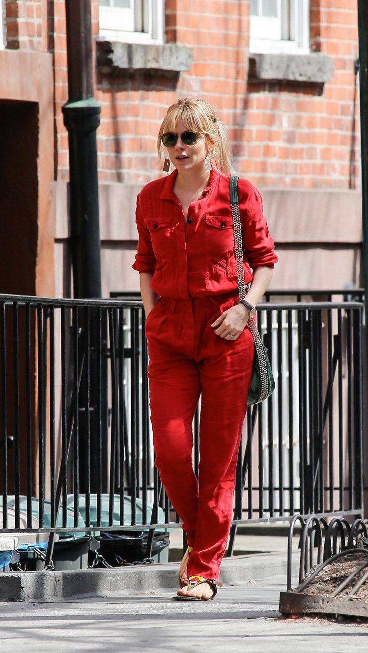 席安娜米勒用紅色工作服搭配夾腳涼鞋。圖／達志影像