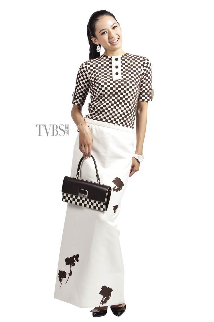 強烈幾何對比上衣搭配印花長裙，打造個性十足又時髦優雅的裝束。圖／TVBS周刊
