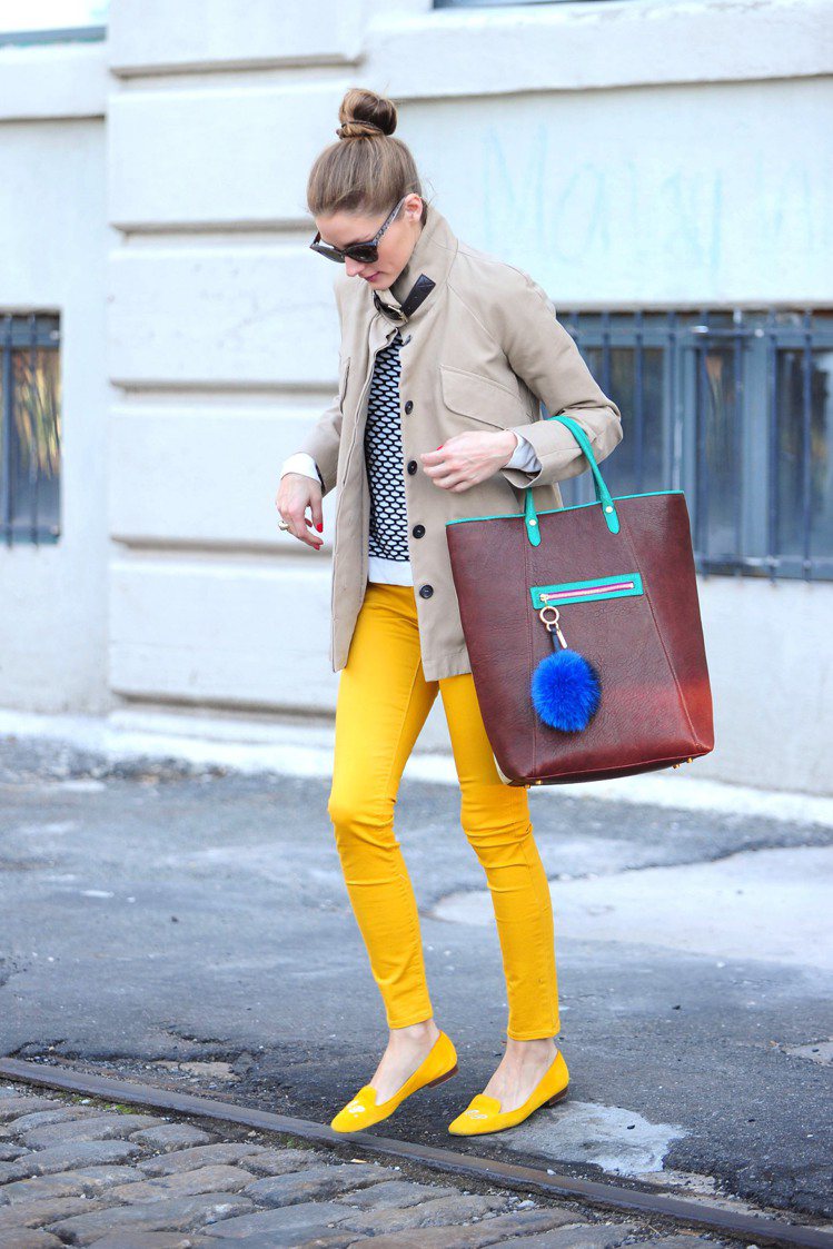 奧莉薇亞巴勒莫的黃色窄管褲與平底鞋非常亮眼，多色拼接的Berry Brown 的Chelsea Ns 托特包還付有一個藍色的毛球裝飾，和她的褲子、鞋子撞出活潑俏皮的氣息。圖／達志影像