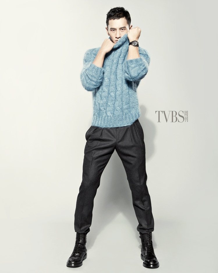 知更鳥淡藍毛海上衣（3萬3,500元）、灰色羊毛長褲（2萬2,200元）、黑色短靴（3萬6,200元）、服裝All from GUCCI，TISSOT V8腕表（1萬3,000元）。圖／TVBS周刊提供