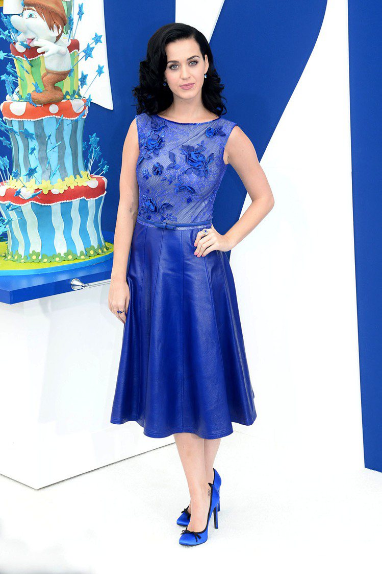 凱蒂佩芮再次為電影《藍色小精靈2》中的的小美人配音，跑宣傳時為了呼應卡通中的角色，特別選穿了藍色系的服裝，讓人看到她的用心和良好的選衣技巧。圖／達志影像