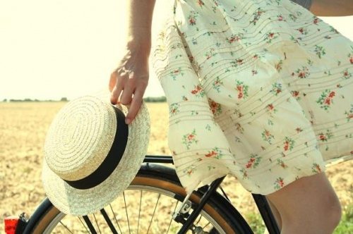 以一件有花花圖案的洋裝搭配平底鞋，騎著單車晃，輕便優雅又好可愛。圖／she.com Taiwan提供