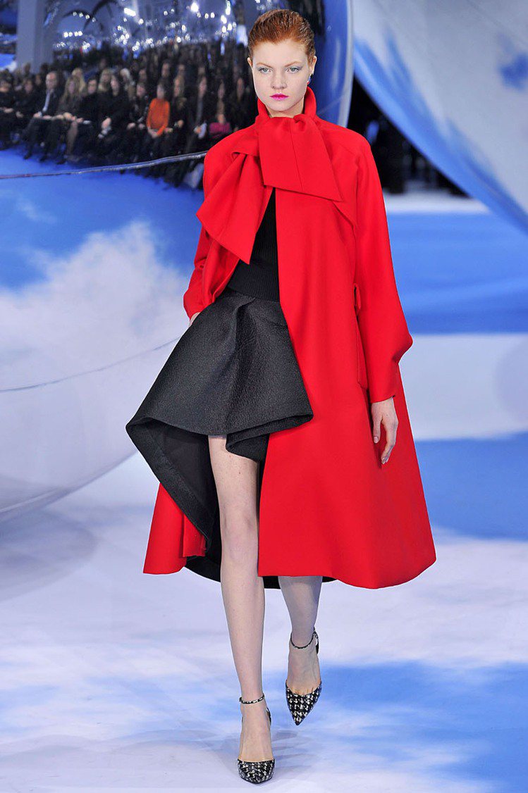 不規則裙搭大衣，讓Dior秋冬女裝增加層次的趣味。圖／Dior提供