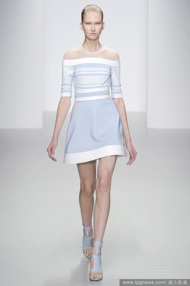 英國設計師David Koma春夏新裝俐落清晰，幾合塊狀剪裁的粉藍色高跟涼鞋相當有特色。圖／達志影像