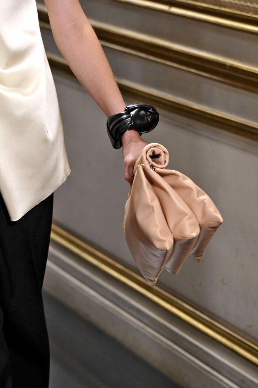Celine手拿包，甜美粉色款相當百搭。圖／達志影像
