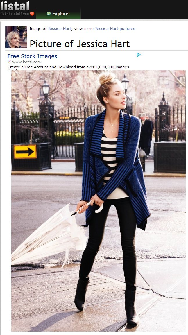 Jessica Hart在條紋針織外套下又穿了黑白條紋衣，藍白色調與不同的黑色線條，看起來簡約又秀氣，而搭配窄管褲和短靴，則讓寬大外套在視覺上看起來輕盈俐落許多。圖／擷取自listal.com