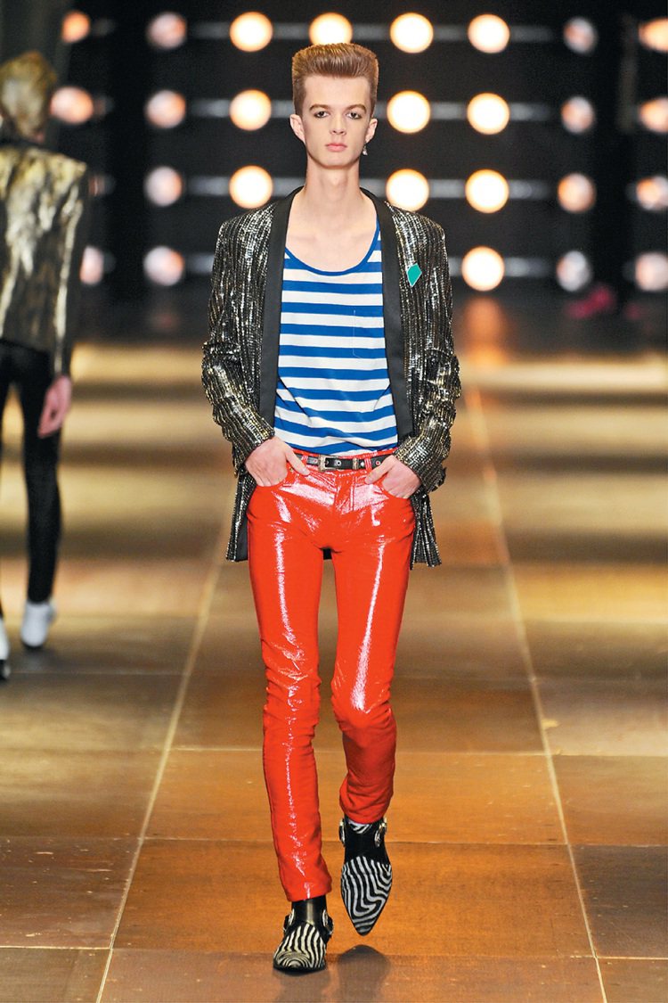 大膽亮眼的漆皮紅窄管褲，讓2014年春夏的時尚型男得以嘗試更多時尚的可能性。圖／SAINT LAURENT提供