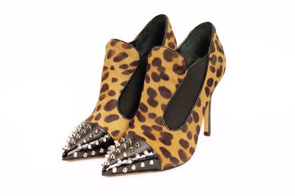 Semilla豹紋鉚釘鞋，14,100元。圖／she.com Taiwan提供