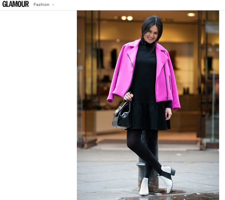 在黑色洋裝外套上「螢光粉」皮衣，瞬間就提升了造型活潑度，帥得很優雅。圖／擷取自glamourmagazine