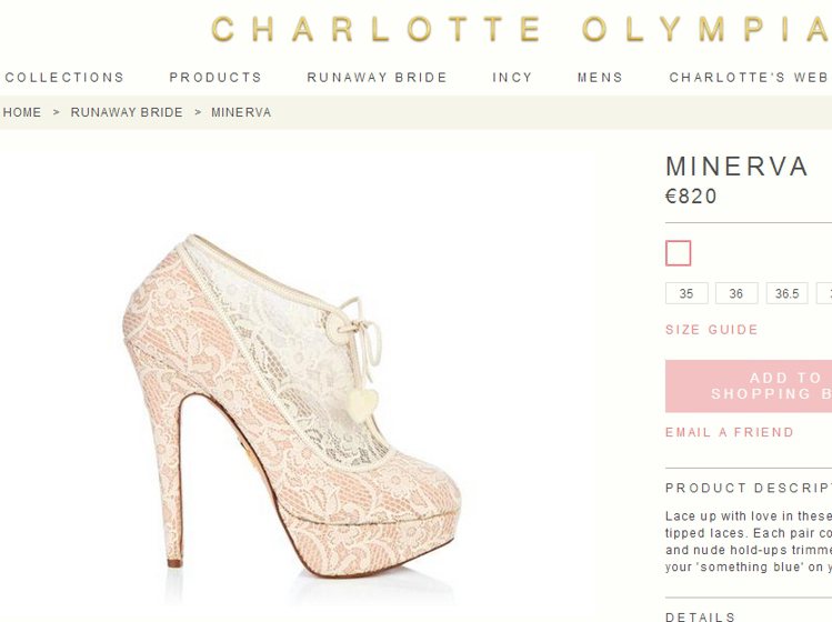 以蕾絲點綴鞋身的踝靴，若隱若現的粉紅色帶來了浪漫純潔的女孩氛圍。圖／擷取自charlotteolympia.com