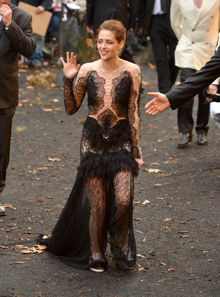 克莉絲汀史都華（Kristen Stewart）去年出席《公主與狩獵者》首映禮穿的 Marchesa 黑色蕾絲禮服吧！蜘蛛網般的蕾絲鏤空設計與「膠狀」綴飾令人匪夷所思。圖／達志影像