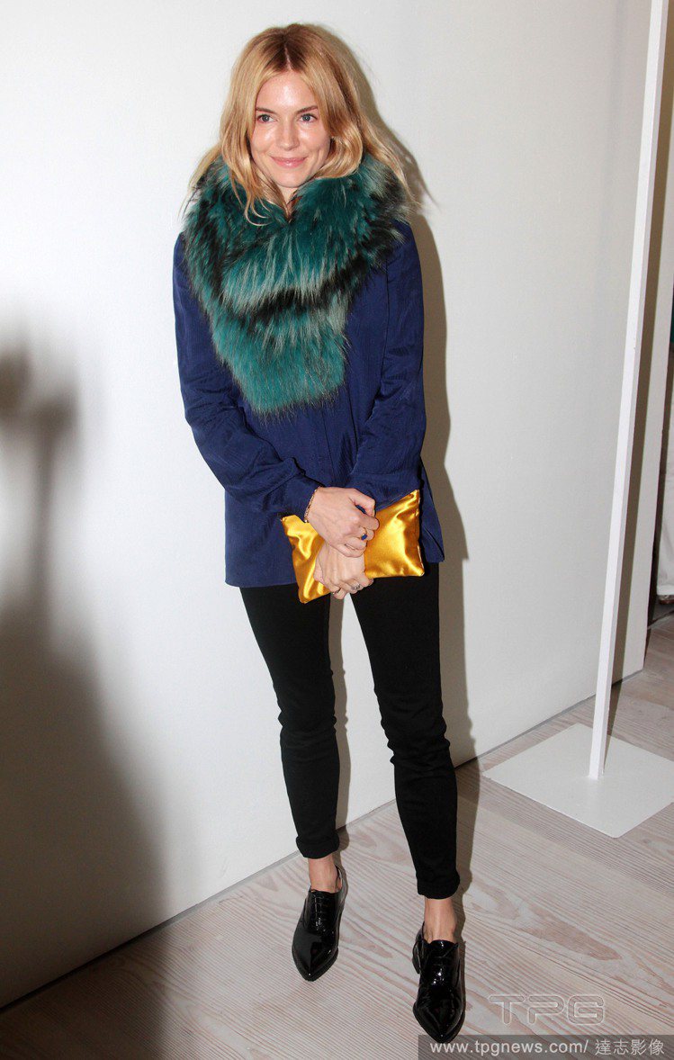 2013 秋冬，隨處可見「毛茸茸」細節，皮草款圍巾也是這股風潮的熱門設計，一圍上它造型瞬間奢華了起來。圖為席安娜米勒。圖／達志影像