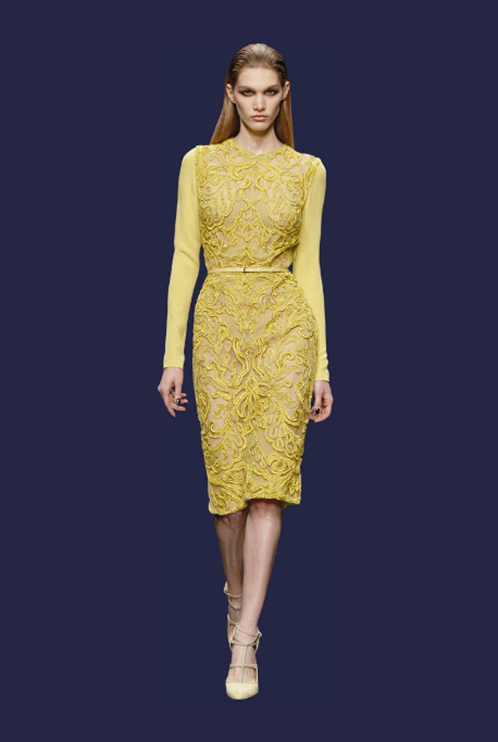 擁有窄裙設計的 Elie Saab 黃色蕾絲洋裝，精緻的蕾絲隨著腰線延伸收攏至裙襬，看起來高雅亮麗極了！而浪漫的繫帶鞋不論是高跟或低跟，都能帶來童話般的夢幻氣氛。圖／擷取自eliesaab.com