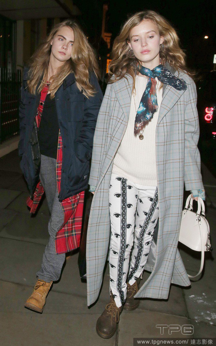 名模 Georgia May Jagger以淺藍色格紋大衣搭配印花褲，並加上印花絲巾，看起來俏皮可愛又慵懶，而卡拉迪樂芬妮（左）則把紅色格紋大衣穿在外套下，展現率性的街頭混搭風格。圖／達志影像