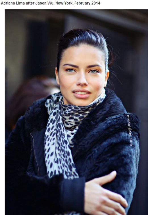 Adriana Lima 在紐約時裝周趕場，冷得要命的天氣讓她穿上刷毛黑色外套搭配白色豹紋圍巾，展現野性美。圖／擷取自modelsjam.com