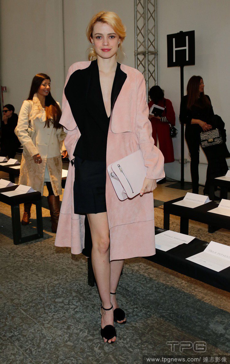 義大利知名女星 Nathalie Rapti Gomez 穿了一件粉紅色大衣搭配...
