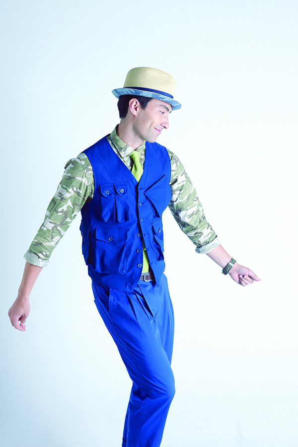 CAMO SHIRT，功能性高的多口袋背心，有些 safari vest 和 military vest 的樣子；紳士帽、襯衫、領帶和皮鞋的組合，融合迷彩印花的元素在帽簷、手錶、襪子等細節裡，讓紳士和軍事元素相輔相成、合為一體。圖／stylemaster提供