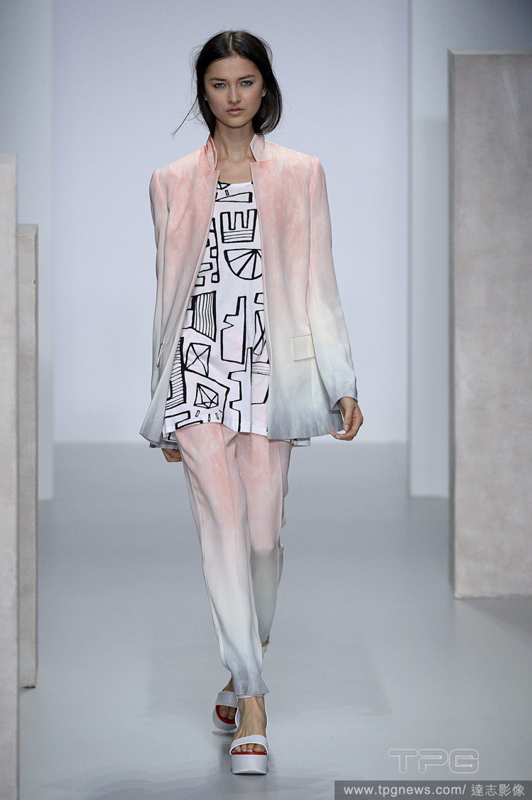 英國設計師 Zoe Jordan 手繪上衣清新俏皮，以漸層粉彩單品做搭配，帶來浪...