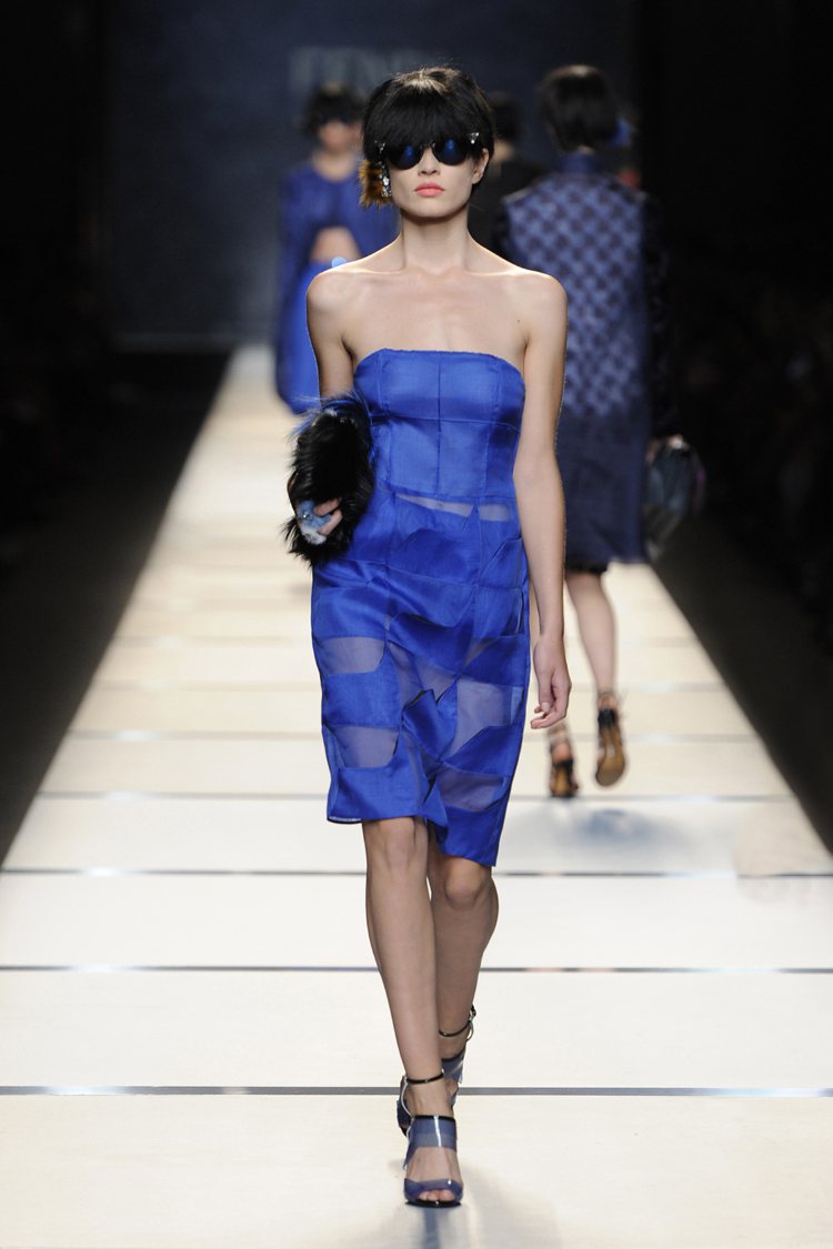奢華緞面藍加上幾何挖空透視元素，讓這件平口洋裝充滿調皮趣味感，摩登十足。圖／FENDI提供