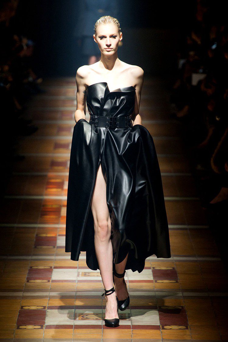 LANVIN 的開叉平口洋裝上露下也露，對比極黑的布料讓露出的腿更顯白皙。圖／擷取自fabsugar.com