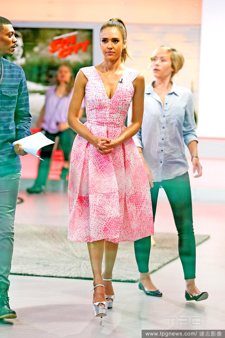 潔西卡艾芭穿了一身粉紅噴霧般的印花洋裝，V 領與削肩剪裁讓蓬裙看起來更俐落，搭配銀色繫帶鞋為造型提升奢華味，甜美又摩登。圖／達志影像