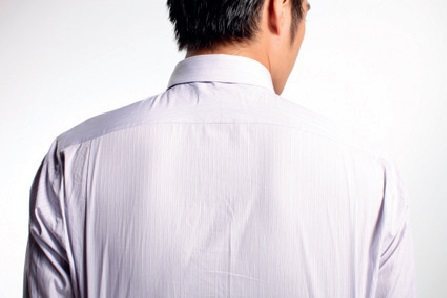 4步驟！如何正確燙襯衫。請將一件襯衫區分成「背部、前面（再細分成左半邊跟右半邊）、袖子、領子」4個等分，平鋪在燙衣板上分別熨燙。圖／GQ提供