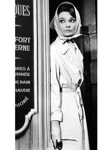 在電影「第凡內早餐」中，奧黛麗赫本穿Burberry風衣，引發流行。圖／擷自劇照