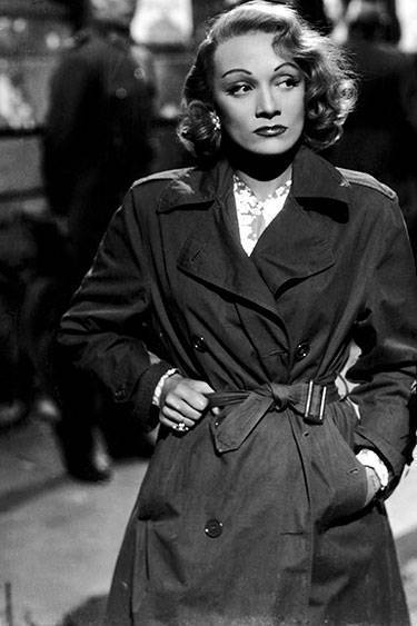 1957年「控方證人」中的瑪蓮娜迪特里(Marlene Dietrich) ，穿出風衣 的中性時尚。圖／擷自劇照
