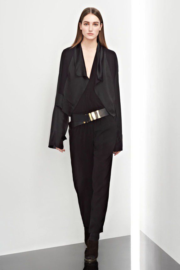 Donna Karan以黑色翻領外套搭配褲裝、黑鞋，加上寬版金屬皮帶點亮一身黑，簡單俐落又優雅。圖／擷取自vogue.com