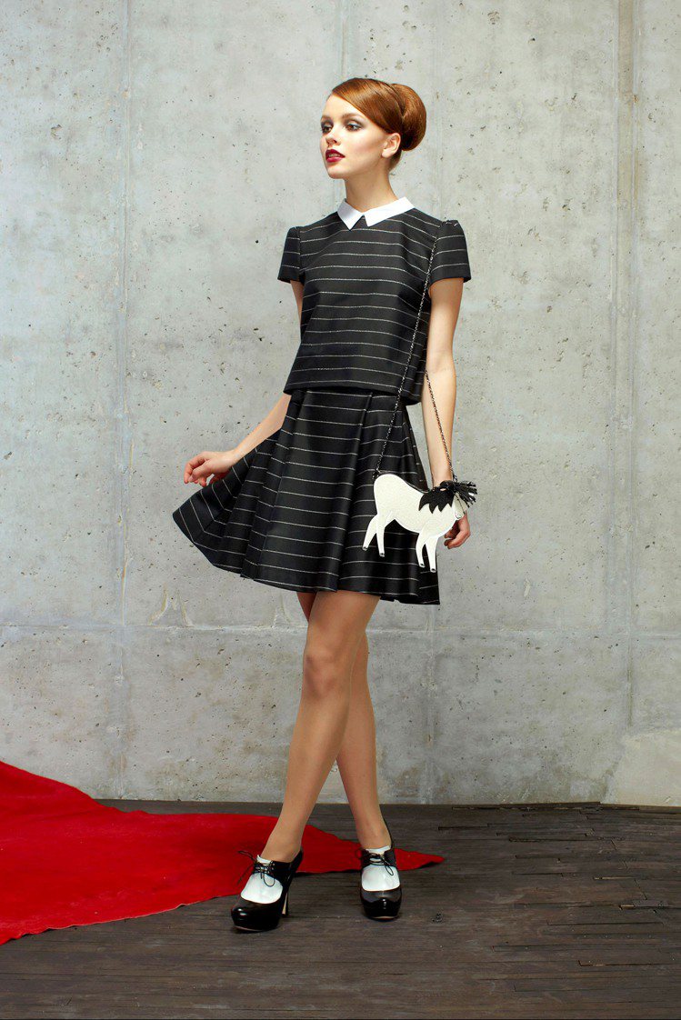 Alice+Olivia以黑色布料搭配白色細條紋與小白領，加上俐落俏皮的剪裁，讓這件洋裝充滿可愛、輕快的氛圍，搭配黑白拼接踝靴更顯復古味。圖／擷取自style.com