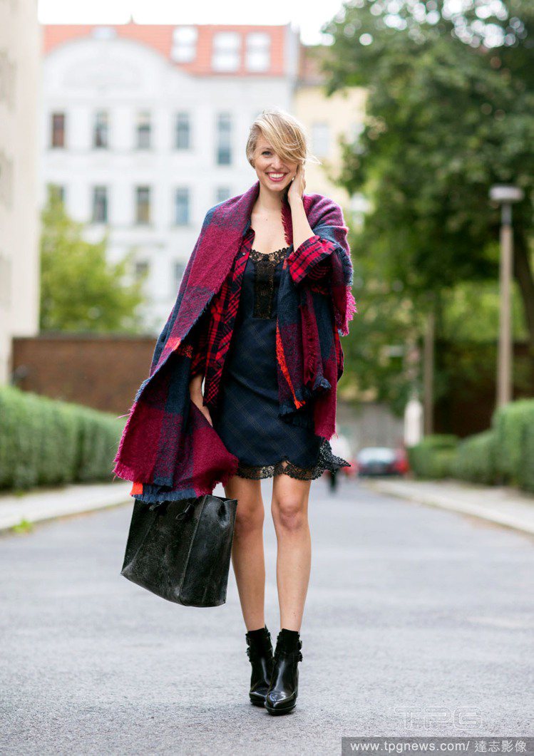 黑色格紋蕾絲洋裝搭配紅色格紋襯衫與黑色踝靴，洋溢性感搖滾味，仿舊托特包注入復古感受，紅色格紋圍巾反而為這身造型帶來優雅的份量感。圖／達志影像