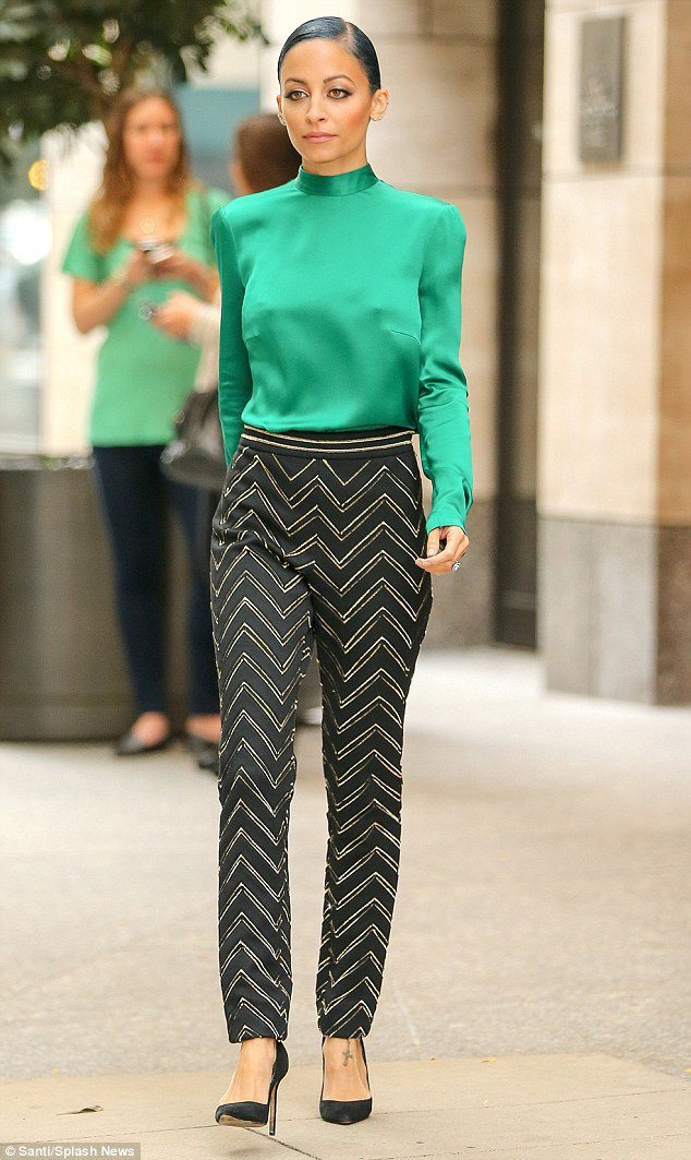 妮可里奇選擇綠色緞面上衣搭幾何條紋高腰褲，華麗俐落的線條配上尖頭高跟鞋，簡單又亮眼。圖／擷自英國每日郵報