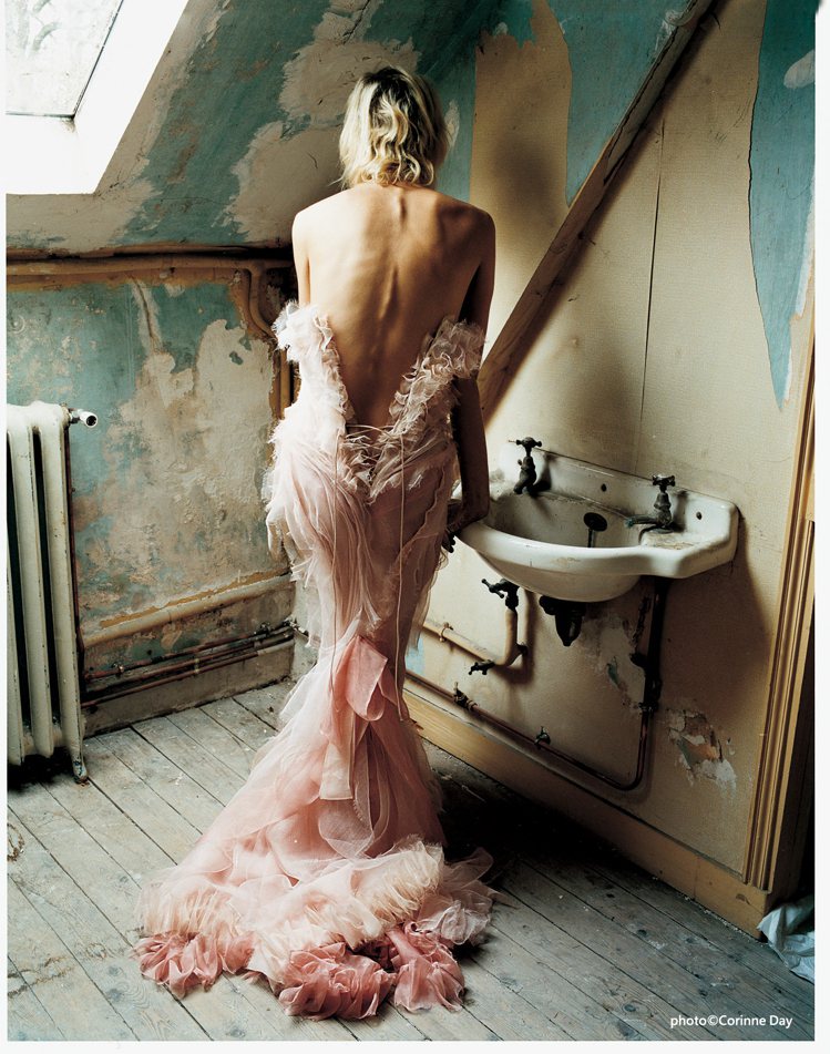 Corinne Day攝，2002年4月這張照片宣稱是透過「髒亂」的稜鏡，重新詮釋圈子狹小的時尚世界，Corinne Day在這間汙穢的倫敦起居室中，呈現Christian Lacroix這身精致的細條狀巴里紗（voile）束胸（bustier）禮服。我們內心最深沉的希望與祈願，有時會是最強力的夢幻形式。圖／積木文化提供