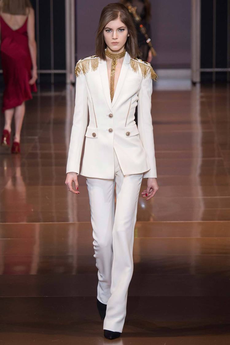 VERSACE 2014 秋冬白色西裝套裝綴有金屬流蘇。圖／VERSACE提供