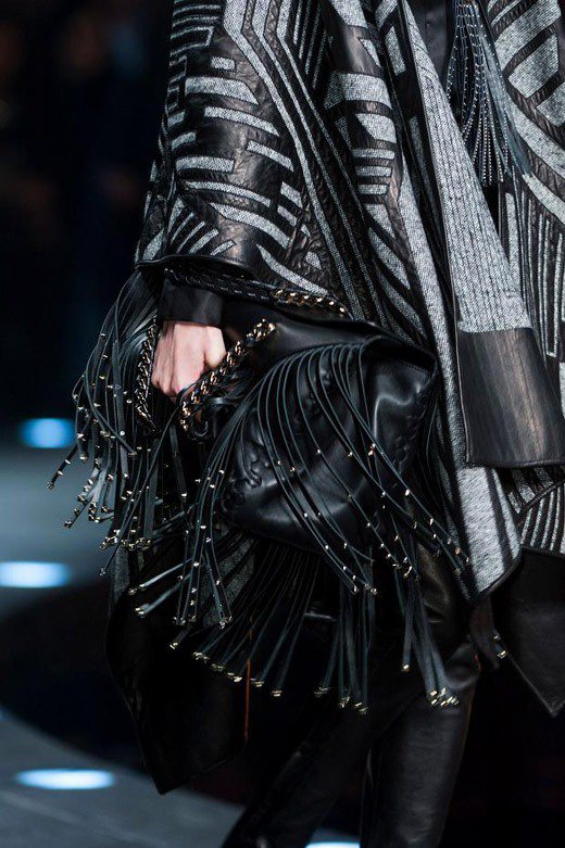 Roberto Cavalli 不只推出多款長流蘇手拿包，連背包也叫模特兒當手拿包展示，讓流蘇更顯優雅。圖／擷自beauty.bgfashion.net/