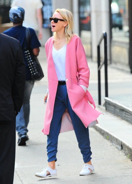 娜歐蜜華茲穿粉紅長大衣搭藍色老爺褲，率性可愛。圖／達志影像