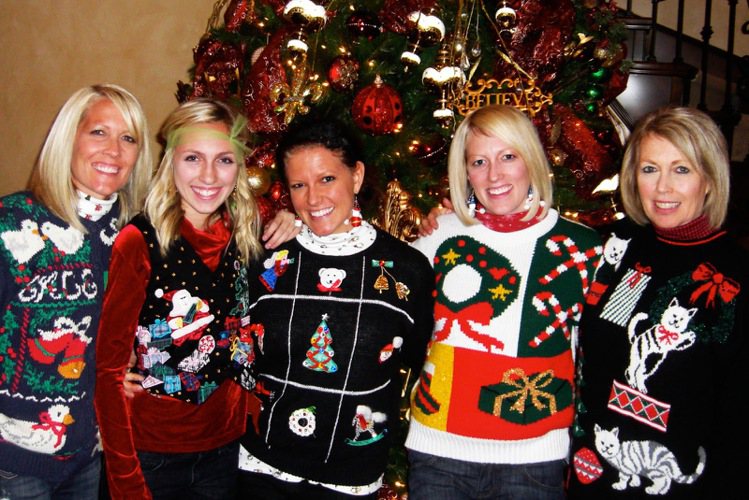 可以利用首飾、顏色營造耶誕節氣氛，就是不要穿佈滿耶誕印花的醜毛衣。圖／擷自munchercruncher.com