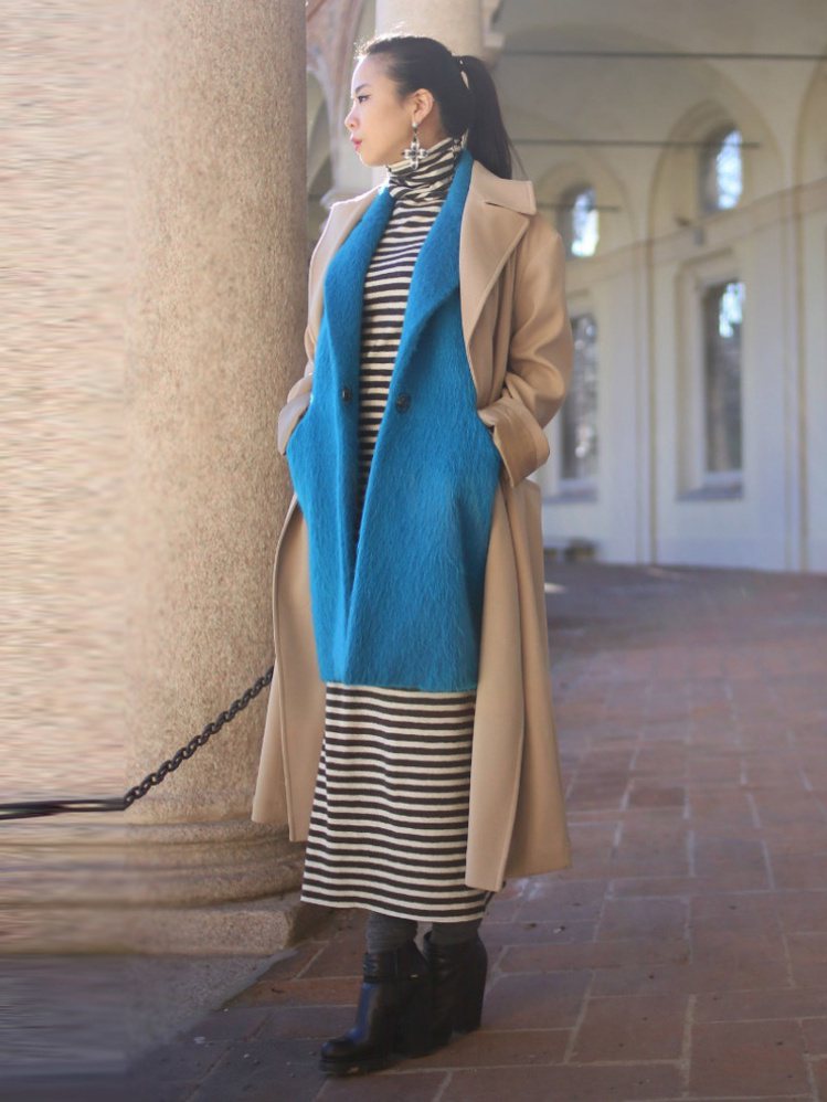 STYLE 02 Yu Lee 
條紋高領連身長裙搭配焦糖卡其色長版大衣 ，中間襯著飽和藍色毛料背心實在是很棒的運用。圖／dappei.com