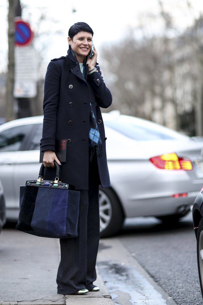 Elisa Nalin 展現出非常實穿的雙排釦大衣穿搭，藍色與黑色系單品的多層次搭配，讓整體造型看來豐富有型。圖；文／美麗佳人