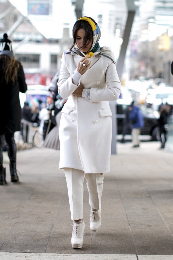 街拍女王 Miroslava Duma，無論何種話題單品，總能在她身上展現出獨特魅力。以全白風格詮釋雙排釦大衣，是小個子女孩表現存在感的好方法。