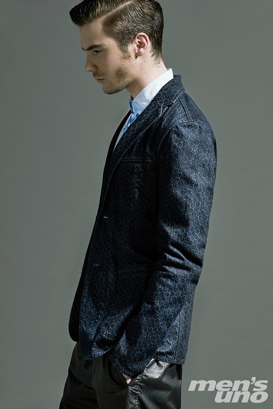 雅逸風範 Suits／藍色丹寧印花西裝外套、淺藍色紮染襯衫、黑色皮褲 by Bottega Veneta。圖／men's uno提供