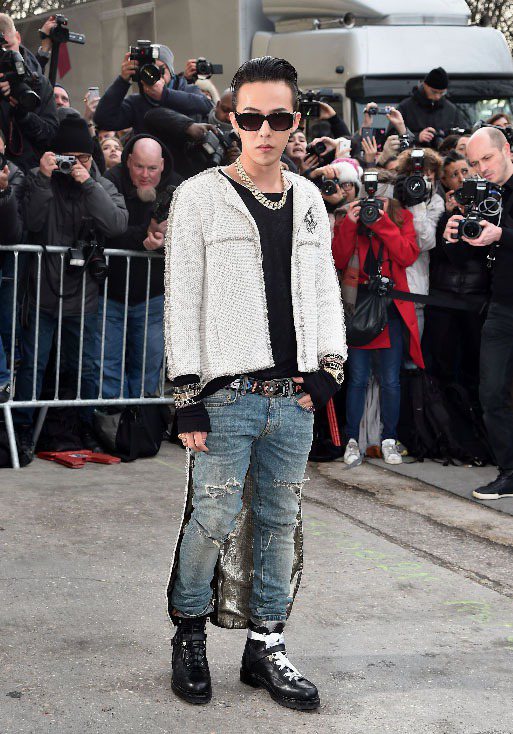 G-Dragon穿香奈兒早春白色斜紋軟呢金色滾邊燕尾外套現身高級訂製服秀。圖／CFP