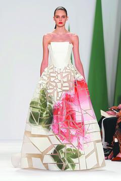 Carolina Herrera將印花渲染拼貼於裙襬，彷彿花藝家將花朵打散再重組。圖／美聯社