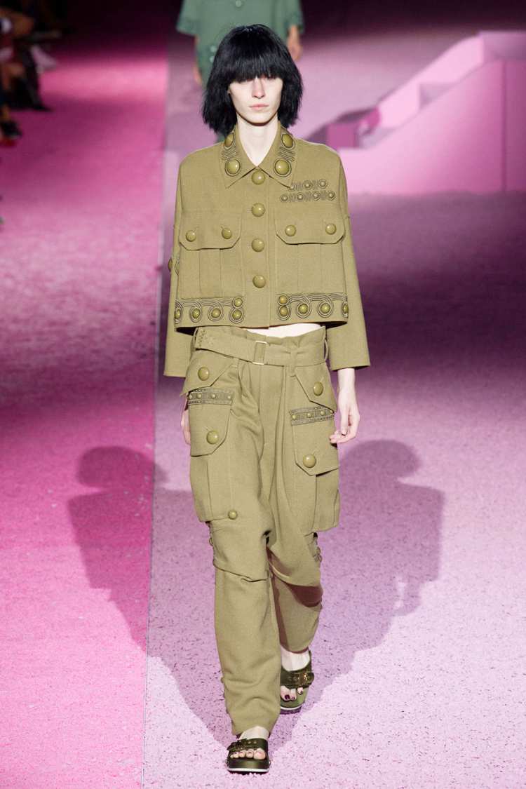 Marc Jacobs 日前發表 2015 春夏新裝，索性讓模特兒們素顏上台走秀。圖／擷取自nymag.com