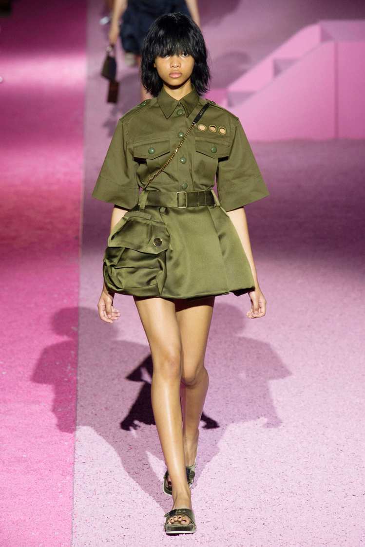 Marc Jacobs 日前發表 2015 春夏新裝，帶來奇異的軍裝風情。圖／擷取自nymag.com
