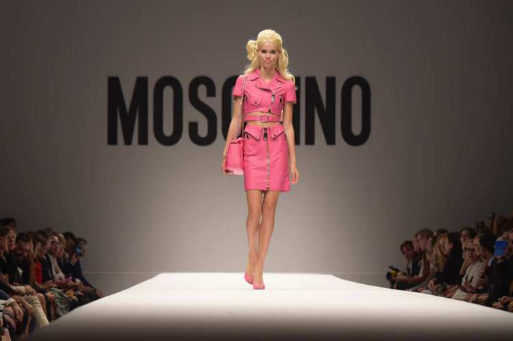 Moschino 2015 春夏把時尚圈永不過氣的 icon－－芭比給請了出來，用糖果色多彩的誇張風格打造俏麗女孩味。圖／達志影像