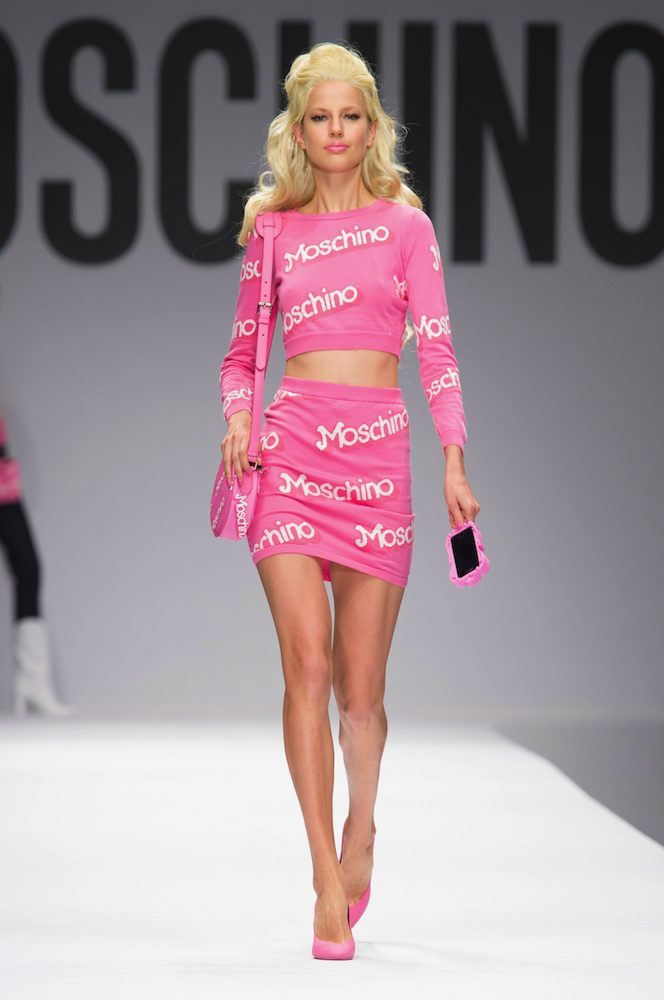 Moschino 2015 春夏用糖果色多彩的誇張風格打造俏麗女孩味。模特兒手上...